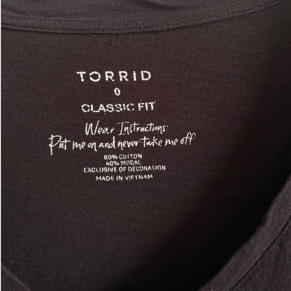 Torrid Black V-Neck T-Shirt Sequin Dinosaur T-Rex Size 0X Classic Fit Geek Chic - Picture 5 of 5